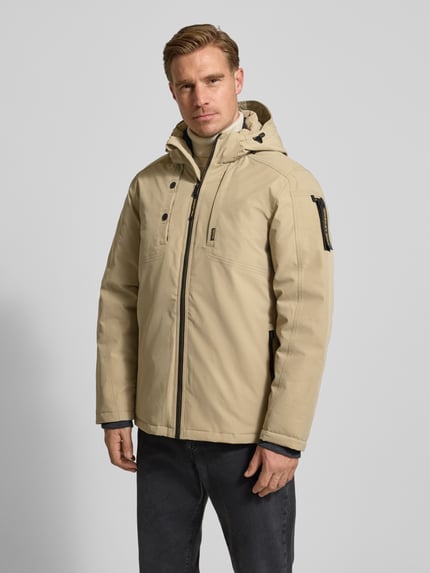 Mannelijk model draagt Parka met Kapuze van PME Legend in beige, regular fit, rits, zakken, vooraanzicht, bovenlichaam, productdetails.