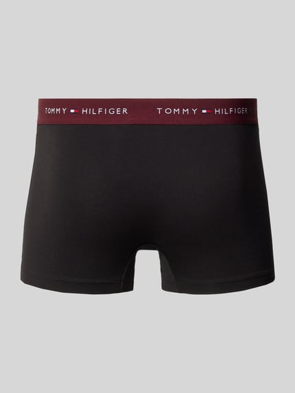 Męski model nosi Pant & Trunk aus Baumwoll-Mix im 3er-Pack von Tommy Hilfiger, kolor czarny z bordowym paskiem z logo, widok od przodu, Herren Pant & Trunk von Tommy Hilfiger, Ganzkörperansicht von vorne
