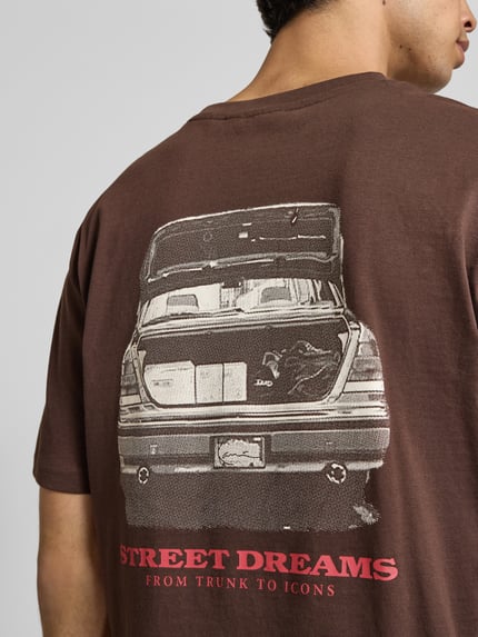 Männermodel trägt Regular Fit T-Shirt mit Logo-Stitching von KARL KANI aus reine Baumwolle, Herren T-Shirt, Rückenlänge 64 cm, Nahaufnahme Rückansicht.