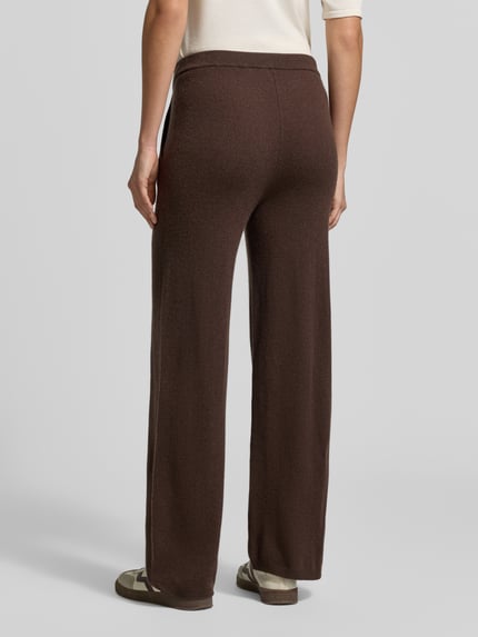 Frauenmodel trägt Regular Fit Weite Hose aus reinem Kaschmir von Jake*s Casual in Dunkelbraun, weiche Textur, Ganzkörperansicht Rückansicht.