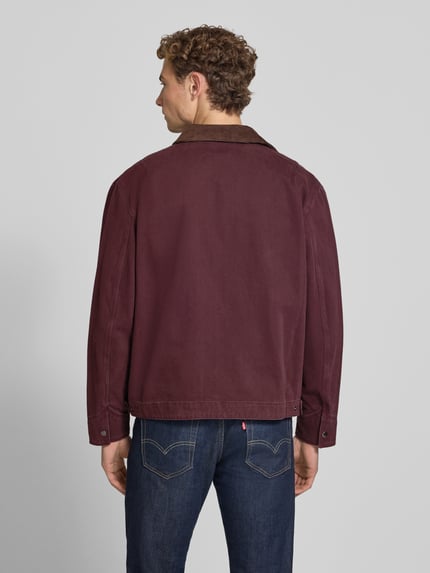 Männermodel trägt Regular Fit Jacke aus reiner Baumwolle von MCNEAL in Bordeaux mit Cord-Umlegekragen, Rückansicht, Herrenjacke.