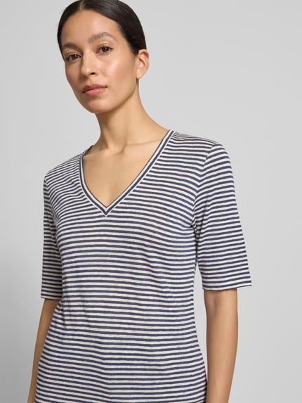 Frauenmodel trägt Regular Fit T-Shirt aus Leinen-Mix Modell 'OPZIONE' von Weekend Max Mara, mehrfarbig, Gestreift, Logo-Print, Feinstrick, Nahaufnahme Oberkörper.