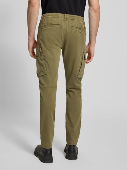 Männermodel trägt olivgrüne Cargohose mit Tunnelzug Modell 'EXPEDIZOR' von PME Legend, Regular Fit, Baumwoll-Mix, Ganzkörperansicht Rückansicht.