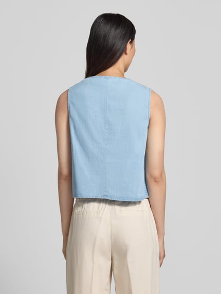 Frauenmodel trägt Regular Fit Weste aus Lyocell-Mix in Denim-Optik von Christian Berg Woman, helle Blautöne, Rückansicht, Ganzkörperansicht Rückansicht. Rückenlänge 50 cm, Schulterbreite 36 cm, Brustweite 48 cm, Damen, Baumwoll-Lyocell-Mix, V-Ausschnitt, durchgehende Knopfleiste.