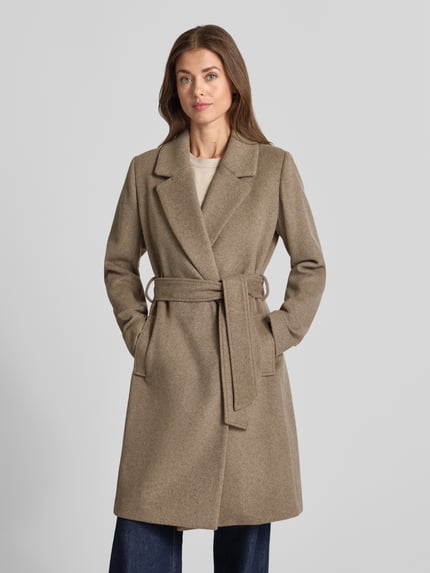 Frauenmodel trägt Mantel aus Woll-Mix mit Bindegürtel Modell 'Tanni' von mbyM, taillierter Gürtel, Reverskragen, beige, Ganzkörperansicht von vorne.