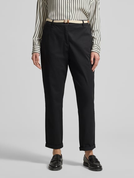 Frauenmodel trägt Casual Fit Chino mit Baumwoll-Anteil von Christian Berg Woman in Schwarz mit Gürtel, lockerer Passform, Ganzkörperansicht von vorne.