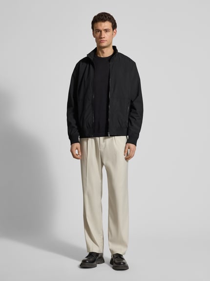 Männermodel trägt Regular Fit Jacke mit Stehkragen von Lerros, Elastischer-Material-Mix, Logo-Detail, Reißverschluss, Eingrifftaschen, schwarze Farbe, Ganzkörperansicht von vorne.