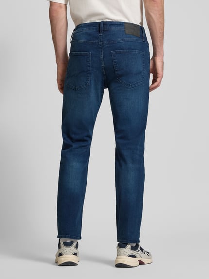 Męski model nosi Straight Fit Jeansy z mieszanki bawełny i elastanu Model 'CLARK ORIGINAL' od JACK & JONES, 5 kieszeni, zapięcie na guzik i zamek, kolor niebieski, szerokość w rozmiarze 32/32: 43 cm, długość wewnętrzna nogawki: 75 cm, całkowity widok z tyłu.