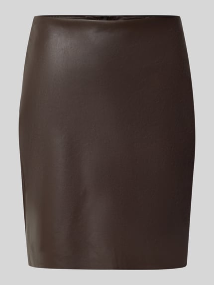Produktfoto, minirok in leerlook model 'DAGMAR' van VILA, nauwsluitende pasvorm, naadritssluiting en knoopsluiting, dames, bandwijdte maat 36: 37 cm, totale lengte maat 36: 49 cm, gladde bruine kleur met lichte glans, productfoto
