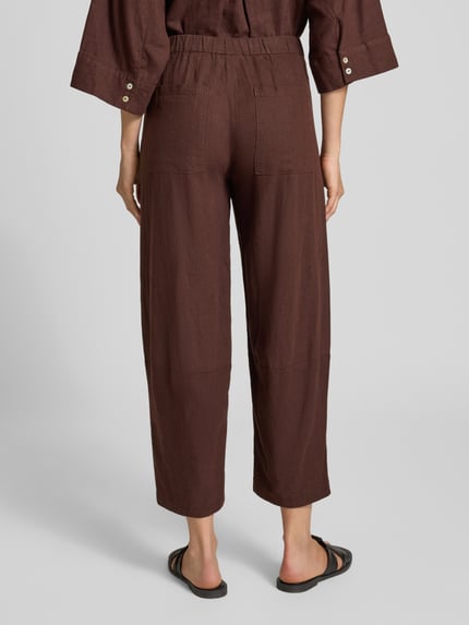 Frauenmodel trägt Stoffhose aus Leinen-Viskose-Mix Modell 'Lava' von FREE/QUENT, Braunton, Relaxed Fit, elastischer Bund, Ganzkörperansicht Rückansicht.