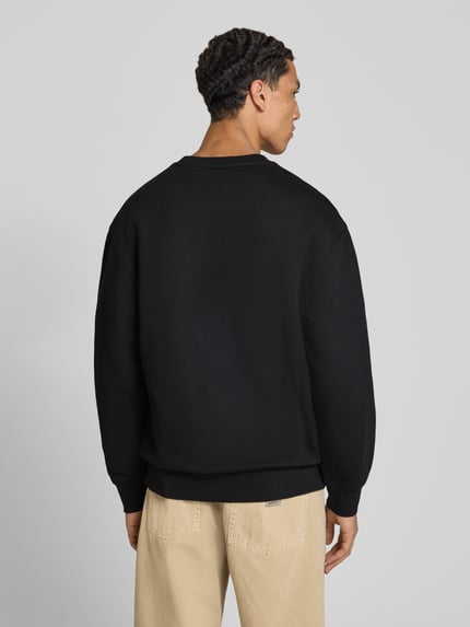 Mannelijk model draagt zwart relaxed fit sweatshirt van katoenmix, Heren sweatshirt van levi's®, volledige lichaamsaanzicht achteraan.