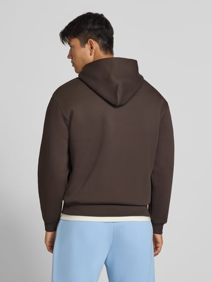 Männermodel trägt Regular Fit Hoodie aus Baumwoll-Mix mit Label-Detail von REVIEW, glatte Struktur, braun, Ganzkörperansicht Rückansicht.