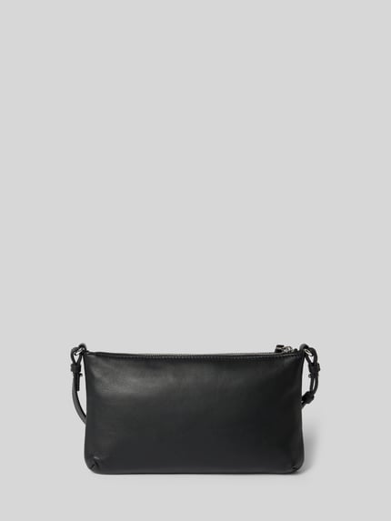 Produktfoto, Shoulder Bag mit Logo-Print Modell 'Zena' von LIEBESKIND BERLIN in Schwarz, glatte Oberfläche, Reißverschlussfächer, schmaler Schulterriemen, rechteckige Form, kompakte Maße