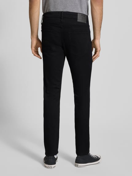 Mannenmodel draagt stoffen broek met gesprongen zakken Model 'GLENN' van JACK & JONES, katoenmix met stretch, recht model, volledige rugaanzicht.