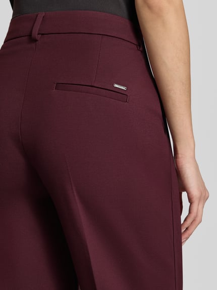 Frauenmodel trägt Regular Fit Weite Hose aus Viskose-Mix Modell 'MAINE' von Brax in Dunkelrot, glatte Oberfläche, Nahaufnahme Rückansicht, Damen Weite Hose von Brax