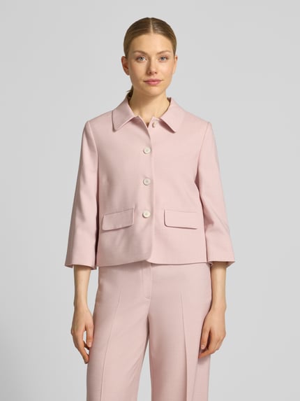 Frauenmodel trägt Regular Fit Blazer aus Viskose-Mix mit Pattentaschen von More & More in Hellrosa, Umlegekragen, Knopfleiste, Ganzkörperansicht von vorne.