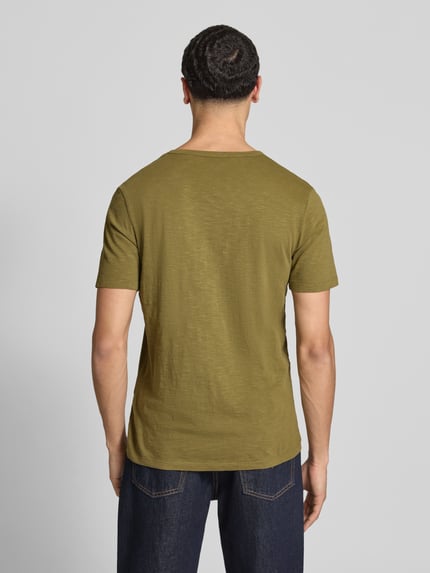 Mężczyzn model nosi męski t-shirt z bawełny Jack & Jones, prosty krój, model 'SPLIT', długość tyłu w rozmiarze M: 67 cm, widok całej sylwetki z tyłu