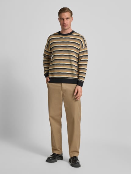 Männermodel trägt gebreide pullover met ronde hals model 'Neelio' van Drykorn, mix van katoen en wol, relaxed fit, heren, Ganzkörperansicht von vorne.