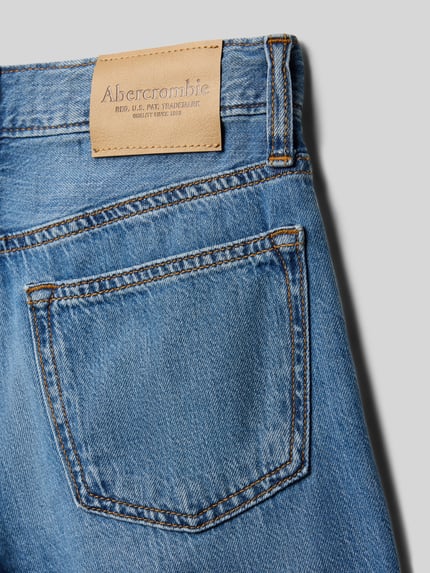 Produktfoto, Bermudas im 5-Pocket-Design von Abercrombie&Fitch aus reiner Baumwolle, blaue Denim-Optik, sichtbare Struktur und Nähte