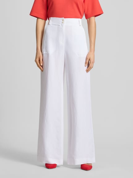 Vrouwenmodel draagt Wide Fit stoffen broek uit viscosemix met linnen van Marc Cain, wit met logodetail, paspelzakken en steekzakken, bandwijdte maat 36: 37 cm, binnenbeenlengte maat 36: 82 cm, ganzebovenaanzicht van voren.
