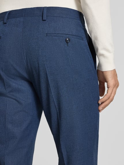 Männermodel trägt Regular Fit Sakko mit Viskose-Anteil von ROY ROBSON in Blau, glatte Struktur, Detailaufnahme Rückenbereich, Herrenmode. Elastischer Material-Mix, Reverskragen, 2-Knopfleiste, Pattentaschen.