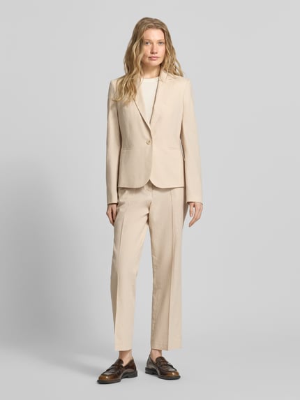Frauenmodel trägt Regular Fit Blazer aus Leinen-Mix mit Paspeltaschen von Christian Berg Woman Selection in Beige, Ganzkörperansicht von vorne. Leinen-Baumwoll-Mix, Reverskragen, Knopfverschluss, Rückenlänge 60 cm, Brustweite 46 cm, Ärmellänge 60 cm.