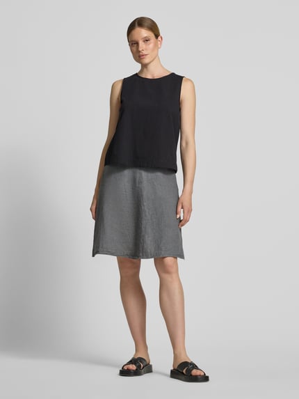 Frauenmodel trägt ausgestellten Mini-Rock aus reinem Leinen von Marc O'Polo mit Melange-Optik, Flammgarn-Textur, Ganzkörperansicht von vorne.