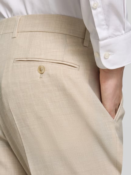 Männermodel trägt Regular Fit Anzughose mit Woll-Anteil Modell 'LENNON' van BOSS, melange, twill, zakken, gecoate haaksluiting, detailaufnahme rechter heup.