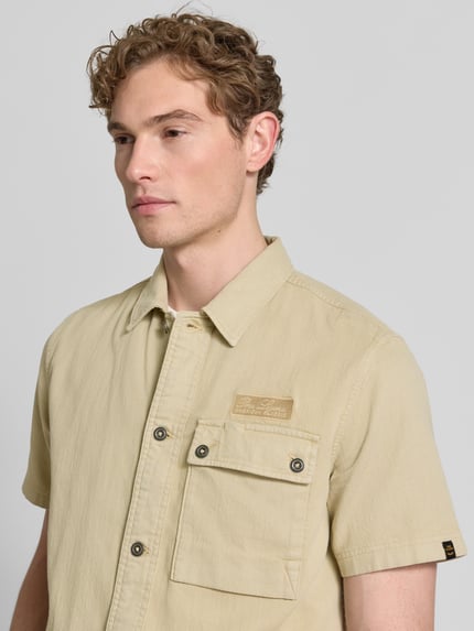 Męski model nosi Regular Fit Freizeithemd mit Kentkragen und brusttasche od PME Legend, bawełna, wyhaftowane logo, jasny beż, zbliżenie na górną część ciała