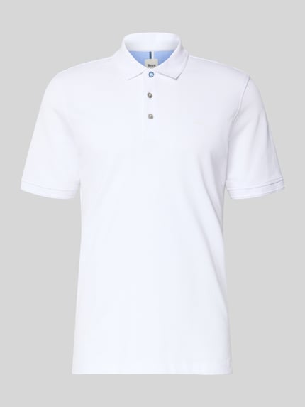 Produktfoto, weißes Regular-Fit Poloshirt mit Logo-Detail Modell 'Pete' von BRAX aus elastischem Baumwoll-Mix, kurzärmeliges Design