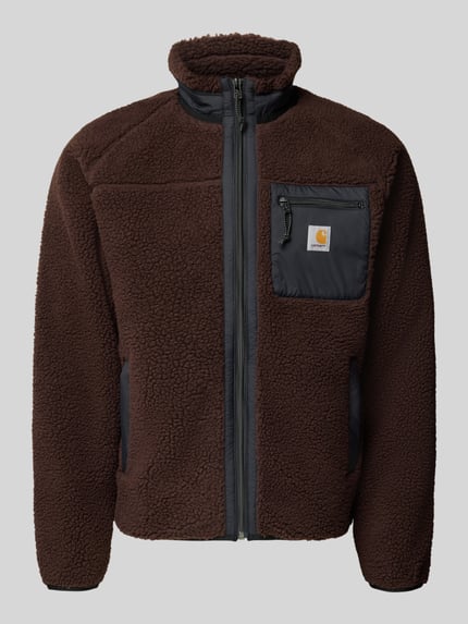 Produktfoto, braune Fleecejacke mit schwarzer Brusttasche und Label-Patch, Reißverschlüssen und Stehkragen, Modell 'PRENTIS LINER' von Carhartt Work In Progress, Regular Fit, Vorderseite sichtbar, Herren Fleecejacke, Struktur wirkt angenehm weich.