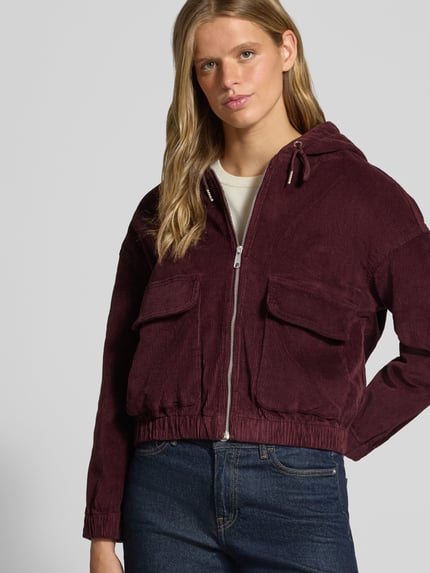 Frauenmodel trägt Regular Fit Bomberjacke aus Baumwoll-Mix Modell 'KENZIE' von ONLY, weinrot, Cordstruktur, Damen Bomberjacke / Blouson, Nahaufnahme Oberkörper