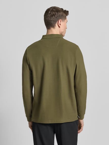 Männermodel draagt Poloshirt met Label-Stitching van Fynch-Hatton in olijfgroen, katoen, regular fit, geribde mouw, rugaanzicht, Ganzkörperansicht Rückansicht.
