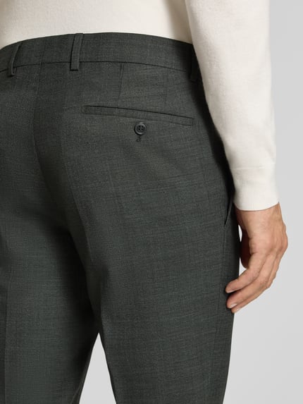Männermodel trägt Slim Fit Anzug aus Schurwoll-Mix von HECHTER PARIS in Dunkelgrau, feine Textur, Detailaufnahme Hüfte und Hose.