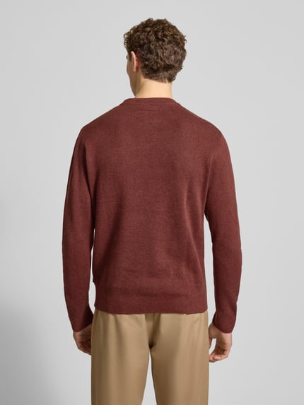 Męski model nosi Strickpullover mit gerippten Abschlüssen Modell 'BLAMILANO' od Jack & Jones Premium, bawełna, regular fit, widok z tyłu