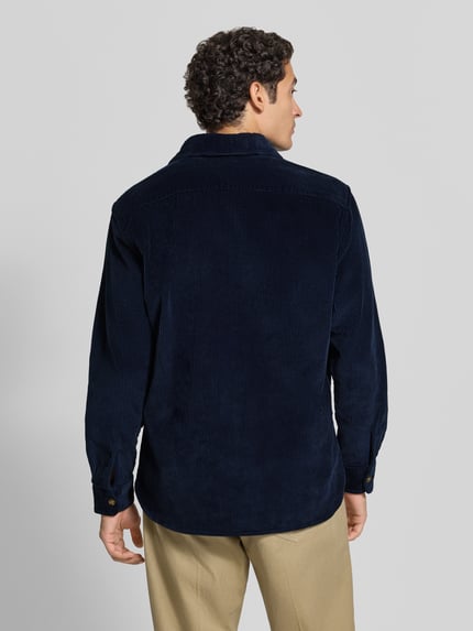 Männermodel trägt Regular Fit Hemdjacke aus Cord mit Kentkragen von Christian Berg Men in Dunkelblau, Rückenansicht, reine Baumwolle.