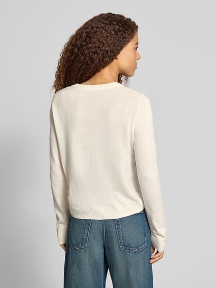 Frauenmodel trägt Rollkragenpullover mit weihnachtlichem Motiv-Print von ONLY, mehrfarbig, Strickoptik, gestreift, Ganzkörperansicht Rückansicht.