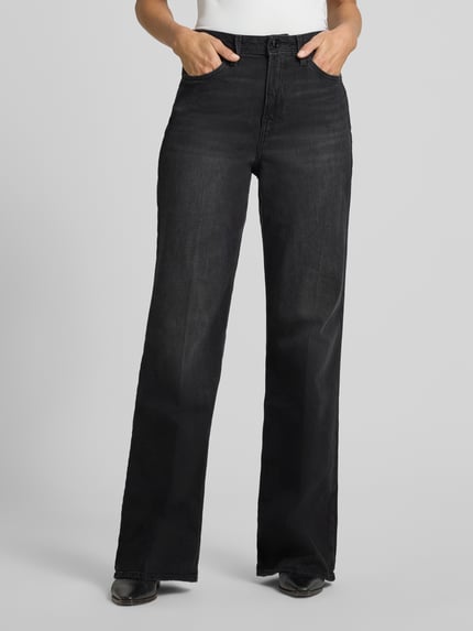 Vrouwenmodel draagt Wide Leg Jeans aus Baumwoll-Mix van s.Oliver RED LABEL in zwart, recht model met lichte structuur, close-up voorkant.