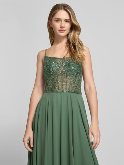 Frauenmodel trägt Abendkleid mit Pailletten von Hey Kyla in Grün, taillierter Schnitt, Chiffon, Rundhals, Nahaufnahme Oberkörper.