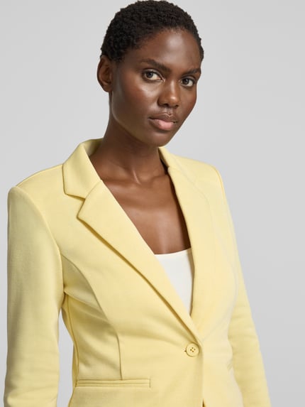 Frauenmodel trägt Slim Fit Blazer mit Paspeltaschen Modell 'KATE PIQUE' von ICHI in Gelb, Reverskragen, Baumwoll-Mix, Nahaufnahme Oberkörper