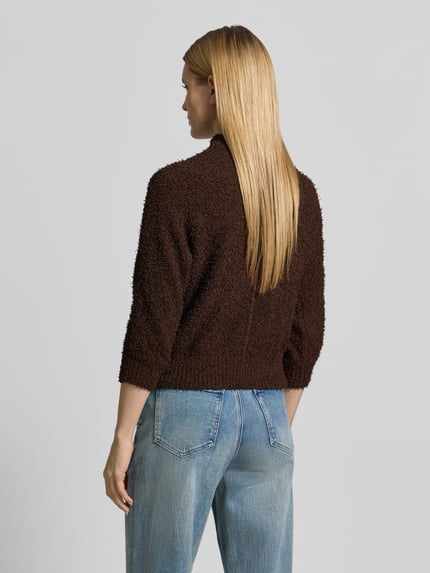 Kobiece modelka nosi sweter z mieszanki bawełny, prosty krój, model 'Punew' od OPUS, prążkowane wykończenia, widok całej sylwetki z tyłu.