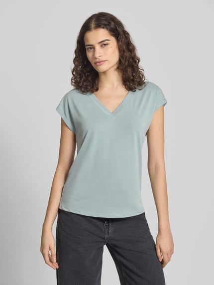 Vrouwenmodel draagt Loose Fit T-Shirt uit modal-mix model 'FREE' van Only, effen lichtblauw, V-hals, korte mouw, dames T-shirt, vooraanzicht halflichaam
