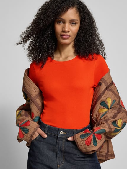 Vrouwenmodel draagt Longsleeve in Ripp-Optik met Rundhalsausschnitt van Jake*s Casual, oranje, slim fit, katoenmengsel, bovenlichaam close-up.