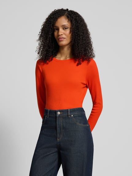 Vrouwenmodel draagt Longsleeve in Ripp-Optik met Rundhalsausschnitt van Jake*s Casual in fel oranje, slim fit, katoenmengsel met modal, Nahaufnahme bovenlichaam.