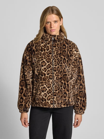 Frauenmodel trägt Jacke mit Stehkragen und Leomuster von REVIEW aus Kunstfell mit Reißverschluss, braun-beige, Ganzkörperansicht von vorne.