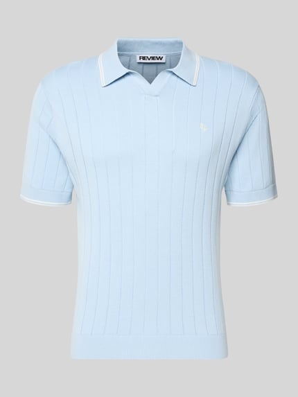 Produktfoto, jasnoniebieski Slim Fit Polo-Strickshirt mit Logo-Stickerei von REVIEW z czystej bawełny, rippowa faktura, krój slim fit, długość tyłu w rozmiarze M 65 cm