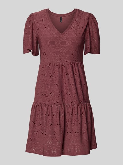 Produktfoto, Mini-Freizeitkleid mit Lochstickmuster Modell 'SMILLA LIFE' von Only, Farbe Bordeaux, Optik: Unifarben, Regular-Fit, Mini-Länge, V-Ausschnitt, Lochstickmuster, Trennnähte, Kurzarm