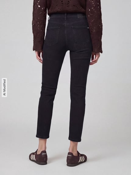 Frauenmodel trägt schwarze Slim Fit Jeans aus Baumwoll-Mix Modell 'PIPER SHORT' von CAMBIO, Damen Slim Fit Jeans, Ganzkörperansicht Rückansicht, KI-modifiziertes Bild.