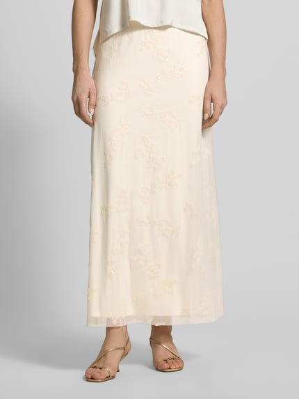 Vrouwenmodel draagt Leicht ausgestellter Maxi-Rock mit Unterrock Modell 'TRITON' van MAX&Co., unikleuren mesh maxi met bloemenmotief, pailletten en ondoorzichtige onderrok, vooraanzicht volledige lichaamsfoto.