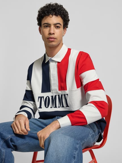 Mannelijk model draagt Relaxed Fit Poloshirt uit zuivere katoen van Tommy Jeans, meerkleurig, labelpatch, polokraag, lange mouw, fijnrib, voorkant bovenlichaam close-up.